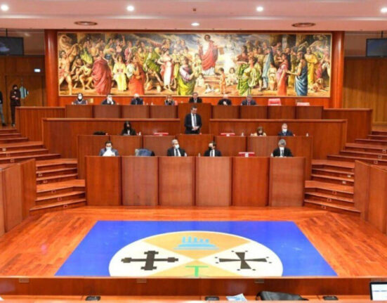 Aula del Consiglio regionale della Calabria durante una seduta dedicata al dibattito sull’autonomia differenziata