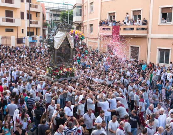 In suo onore, concessione quadri della Madonna della Consolazione