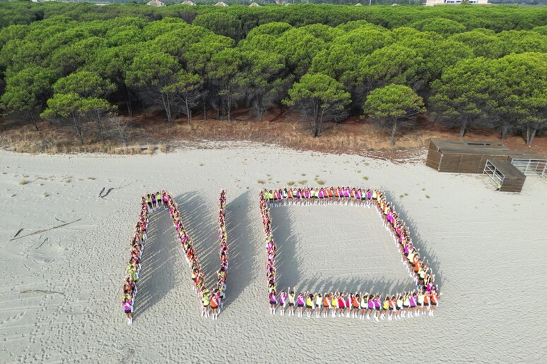 In Calabria il Flash mob delle aspiranti miss Italia contro la violenza sulle donne