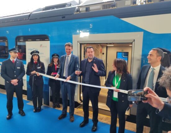 Reggio, inaugurazione treno ibrido Salvini: ‘Lotta alla ‘ndrangheta con strade, ponti e ferrovie’