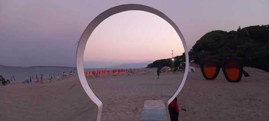 Simeri Crichi, in spiaggia il Parco delle installazioni d’arte