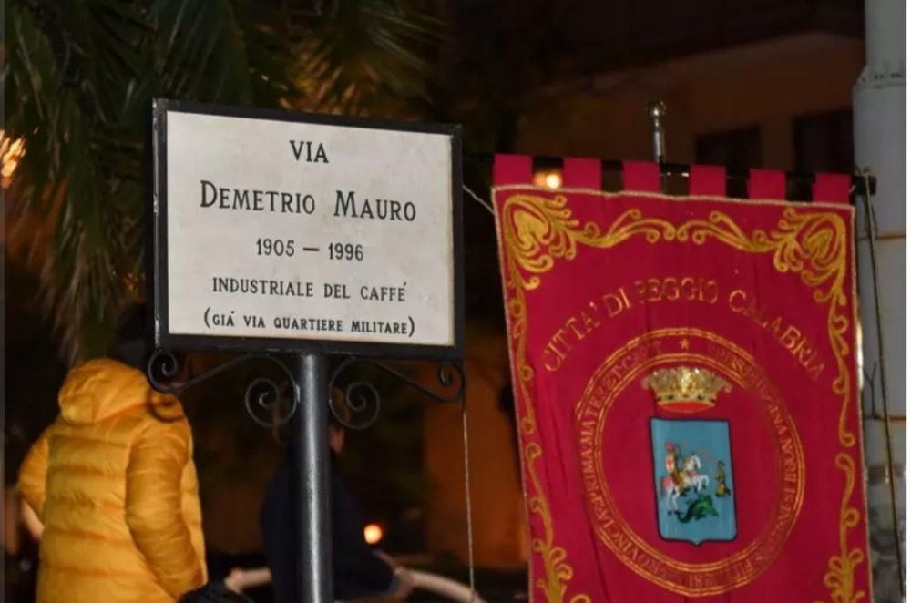 La via del Consiglio Regionale diventa ‘Via Demetrio Mauro’: ricordato l’industriale del caffè