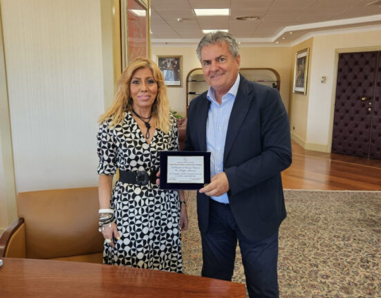 Progetto “Liberi di Scegliere”: consegnata targa al Presidente Mancuso dall’Associazione “BIESSE”